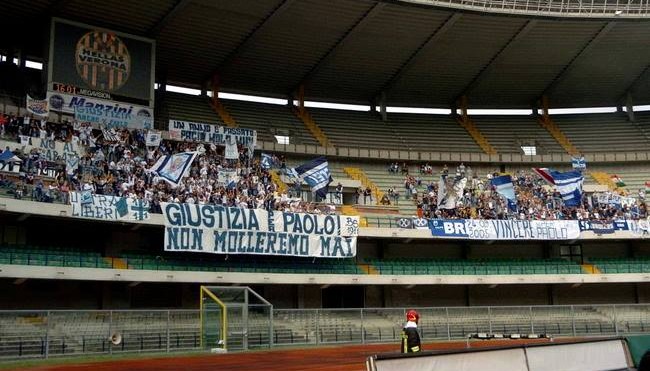 Ultras Brescia a Verona espongono striscione "Giustizia per Paolo"