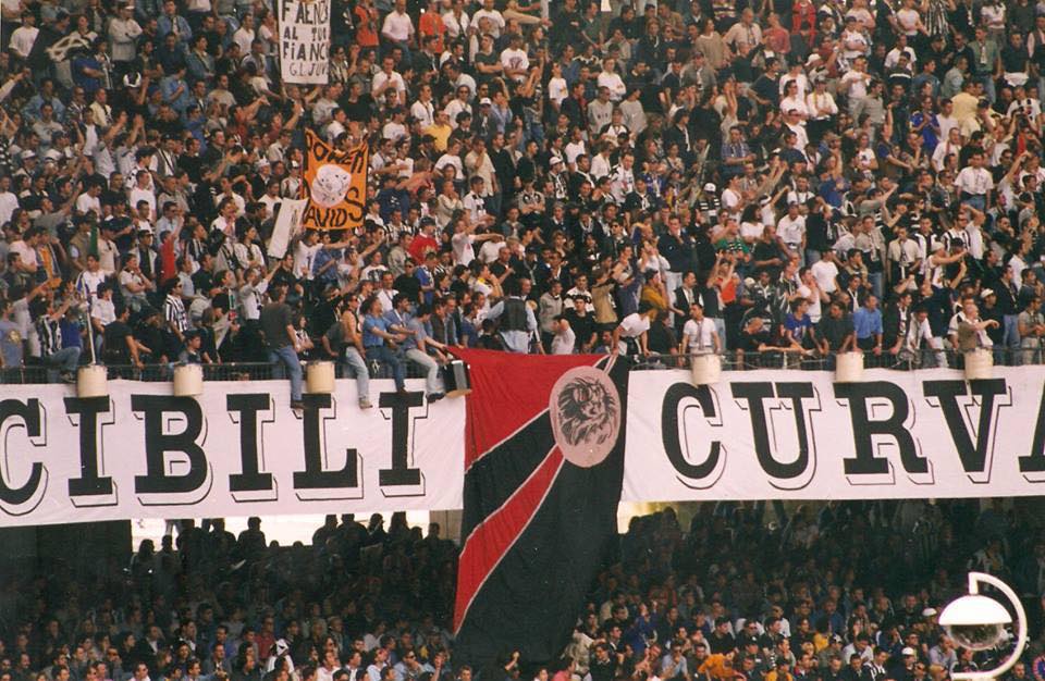 Ultras-Juventini-con-pezza-rubata-ai-Milanisti-Juve-Milan-1998-99