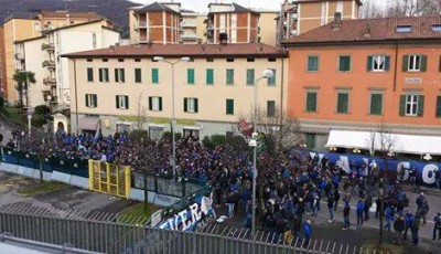 ultras atalanta fuori dallo stadio di bergamo