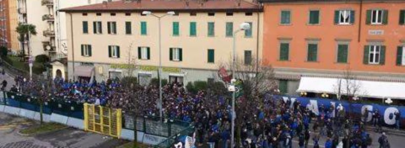 ultras atalanta fuori dallo stadio di bergamo