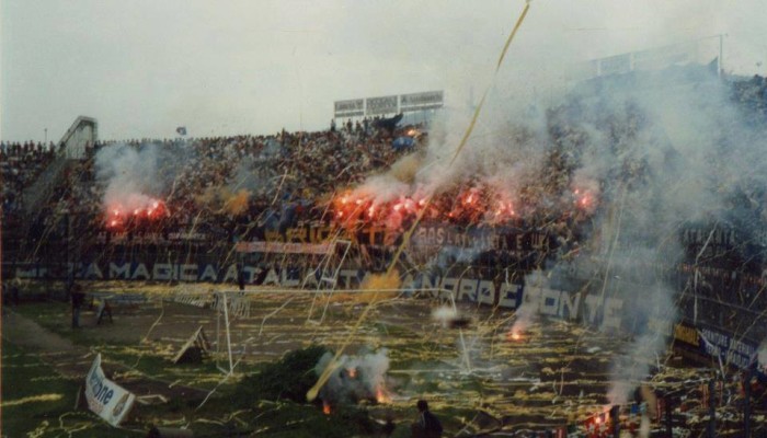 ATALANTA-Mantova 81-82 - Curva Nord con fumogeni e torce