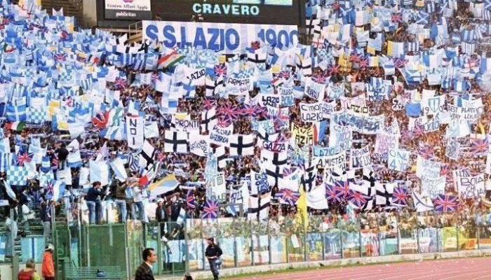 Bandiere in Curva Nord Lazio