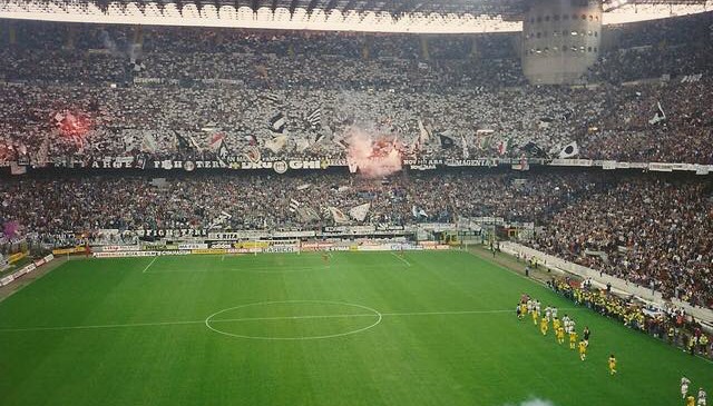 Colpo d'occhio sulla curva Juventina prima di Juve - Parma (finale coppa UEFA a San siro 1995)