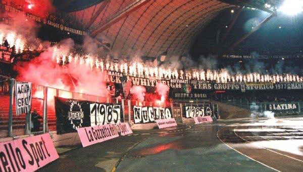 Curva Juventina con fumogeni e torce (Juve - Napoli 2000-01)