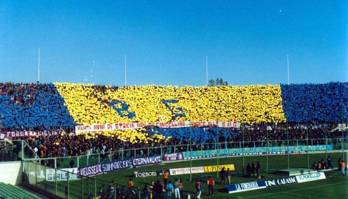 FIORENTINA - Verona Coreografia della curva viola in onore alle Brigate Gialloblu scioltesi l'anno prima