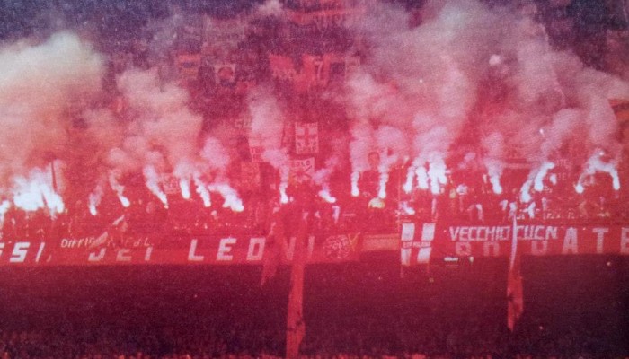 Fumogeni in curva del Milan