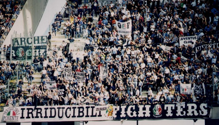 Gruppi Ultras IRRIDUCIBILI e FIGHTERS. Bari - Juventus (24-10-1999)