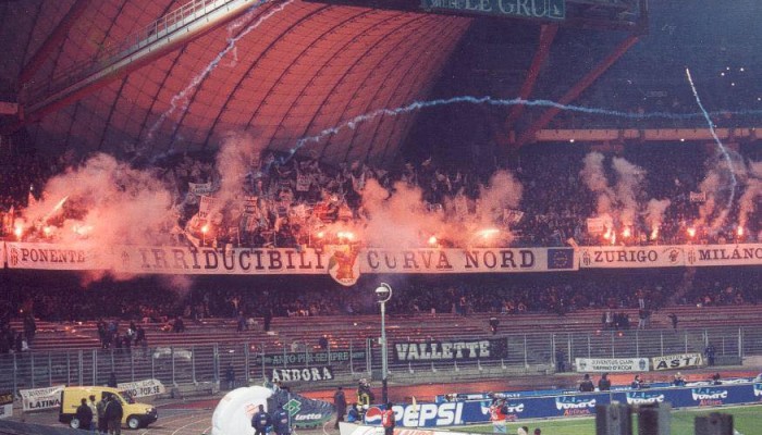 Juve - Napoli 1999-00 (Coppa Italia), con le scie dei razzi tirati dalla curva