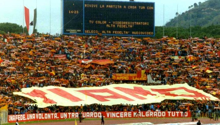 Striscione Ti Amo in curva Roma