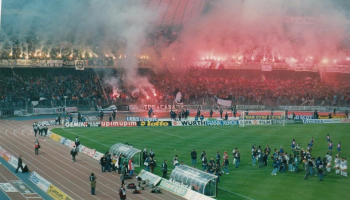 Torce accese e spettacolo pirotecnico prima di Juventus - Barcellona (Coppa delle Coppe 1990-91)
