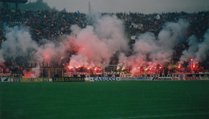 Torce nel settore ospiti (Bologna - Juve 1990-91)