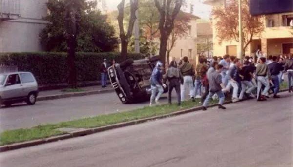 Ultras Bresciani rovesciano una macchina, BRESCIA - Verona 1990 - 91