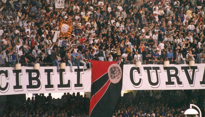 Ultras Juventini con pezza rubata ai Milanisti (Juve - Milan 1998-99)