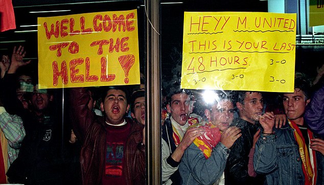 welcome-to-the-hell-galatasaray-vs-manchester-united-1993-airport-banners